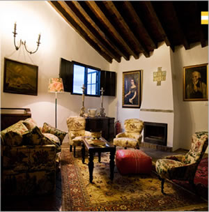 A lounge at the Hotel Hospederia Duques de Medina Sidonia, Barrameda