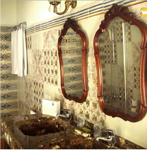 A bathroom at the Hotel Hospederia Duques de Medina Sidonia, Barrameda