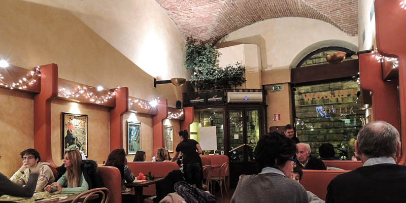 Yellow Bar restaurant in Florence, Italy. (Photo by はちぽい)