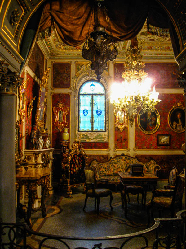 A room in the Museo Stibbert, Florence. (Photo by Sailko)