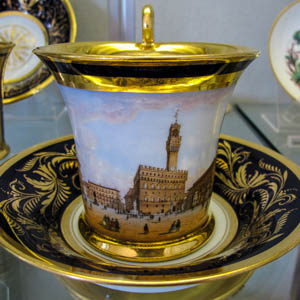 Porcelain cup (c. 1800–50) from Doccia showing Piazza della Pignoria, Museo delle Porcellane, Palazzo Pitti, Florence
