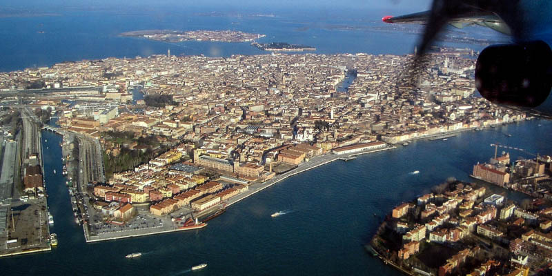 Landing in Venice. (Photo by Daniele Dalledonne)