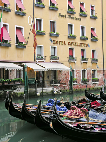 The gondolas at the Bacino San Orseolo in front of the Hotel Cavaletto